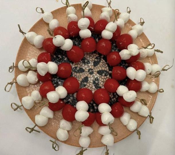 Канапе с томатами и моцареллой Канапе с томатами и моцареллой