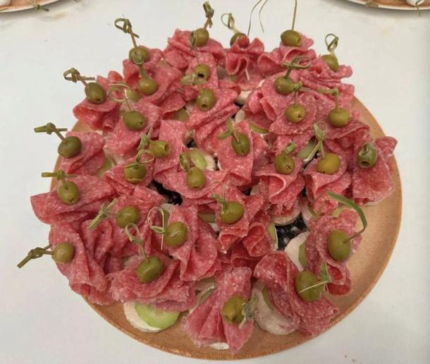 Канапе с салями и оливками Канапе с салями и оливками