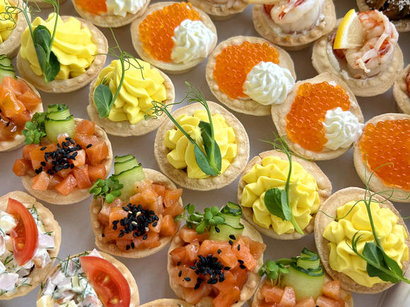 Сытный фуршет с горячими закусками на 30 персон в Севастополе