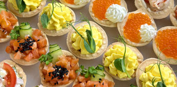 Сытный фуршет с горячими закусками на 30-32 персоны